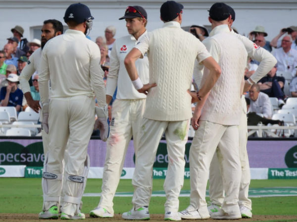 ക്യാച്ചുകള്‍ നഷ്ടപ്പെടുത്തുന്നു