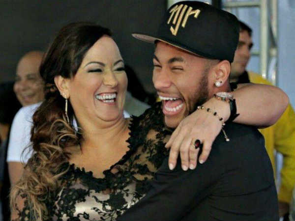  പിന്തുണയുമായി അമ്മ