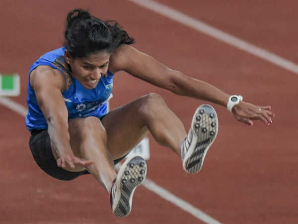 വെള്ളിത്തിളക്കത്തില്‍ നീന