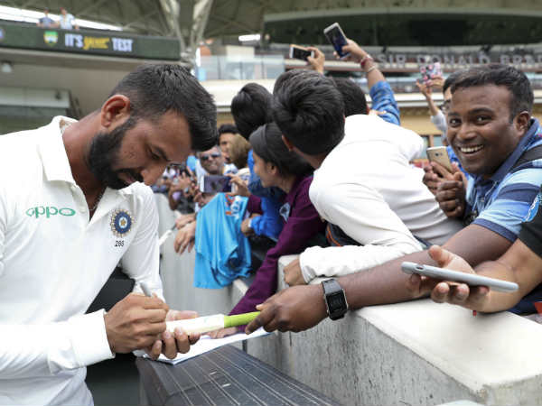 രക്ഷകനായി പുജാര