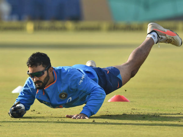 കാര്‍ത്തികിന്റെ വണ്ടര്‍ ക്യാച്ച്