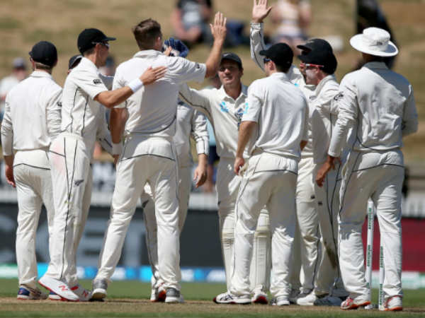 ഇന്നിങ്‌സ് ജയത്തിലേക്ക്