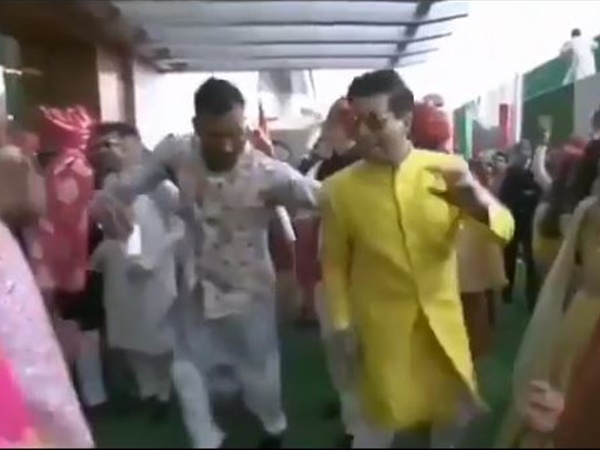 കരണ്‍ ജോഹറിനൊപ്പം നൃത്തം