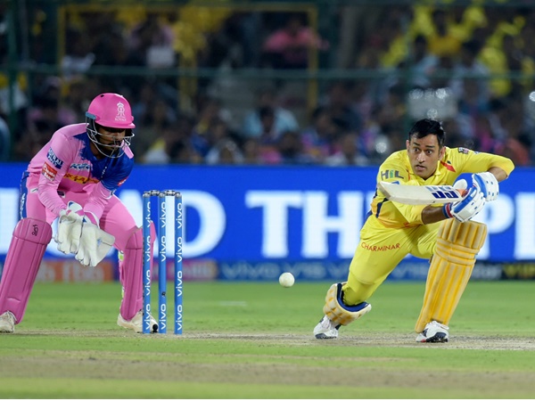 ധോണി മൈതാനത്തിറങ്ങി