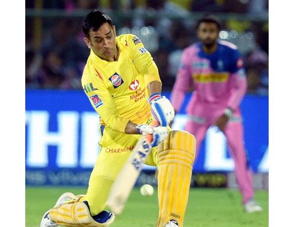 ധോണി മൈതാനത്തിറങ്ങി ധോണി മൈതാനത്തിറങ്ങി