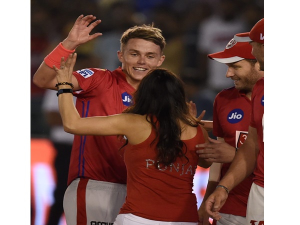 ഭാംഗ്രയുമായി പ്രീതിയും കറനും