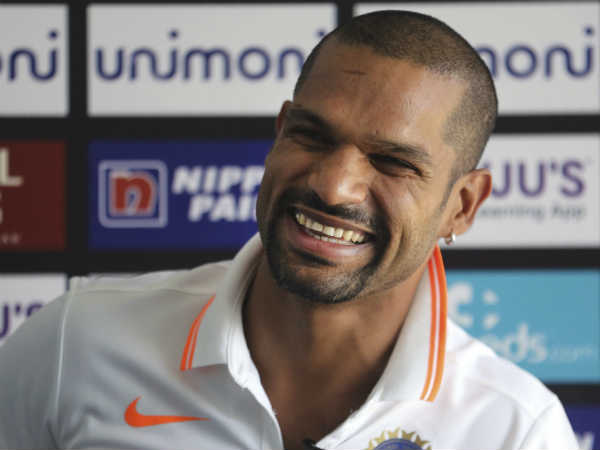 കരോക്കെയ്ക്കിടെ മൈക്ക് തട്ടിപ്പറിക്കുന്നയാള് കരോക്കെയ്ക്കിടെ മൈക്ക് തട്ടിപ്പറിക്കുന്നയാള്