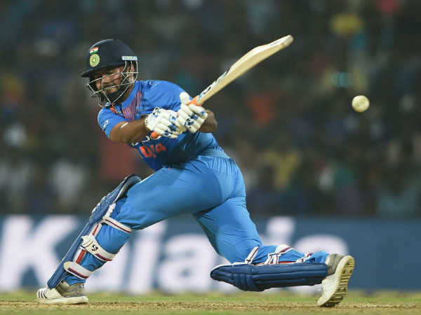 പാകിസ്താനെതിരെ അരങ്ങേറ്റം