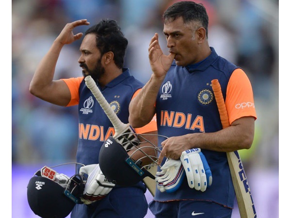 ധോണിയും ജാദവും