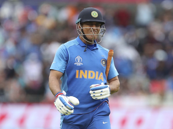 വിപണിയില്‍ തിളങ്ങി ധോണി