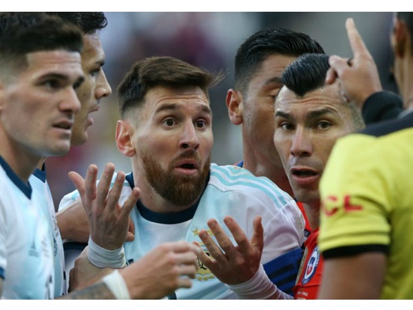 കരിയറില്‍ രണ്ടാംതവണ ചുവപ്പുകാര്‍ഡ്