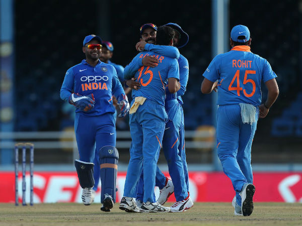 വിക്കറ്റുകൾ തുടരെ വീണു