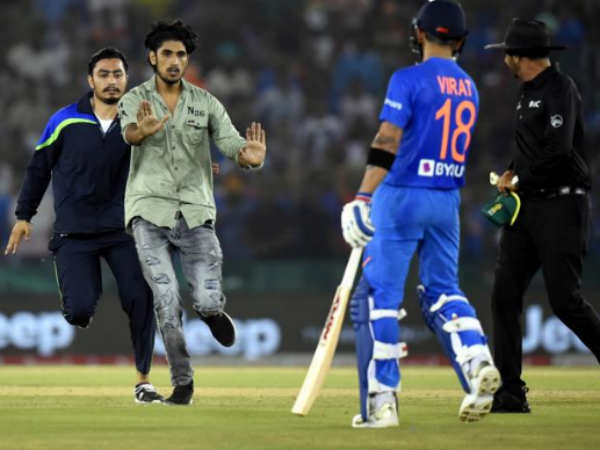 കോലിയെ തൊടാന്‍ ശ്രമം