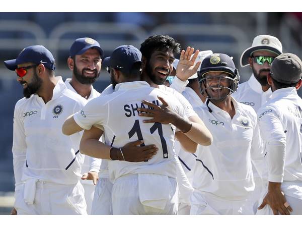 ചിരിയോടെ സഹതാരങ്ങള്‍