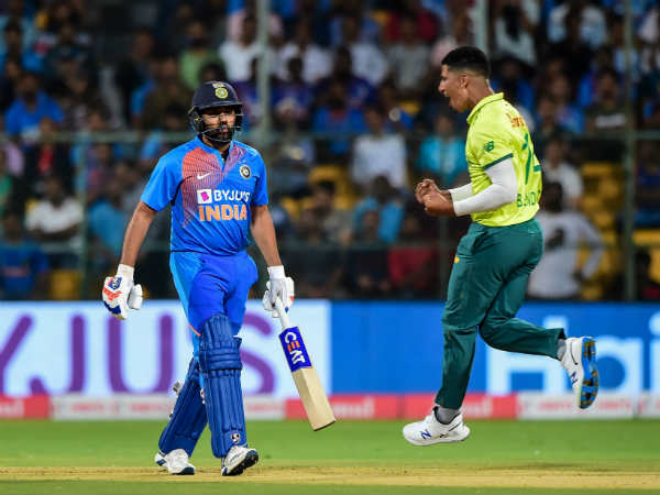 രോഹിത് വീണ്ടും നിരാശപ്പെടുത്തി രോഹിത് വീണ്ടും നിരാശപ്പെടുത്തി