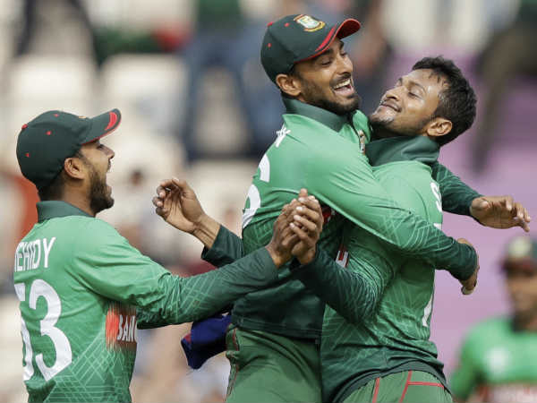 വേതനമുയര്‍ത്തണം