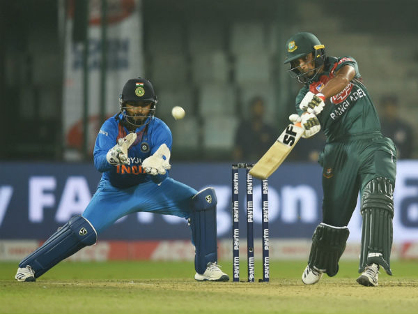 ഗ്രൌണ്ടിലെ വിഡ്ഢിത്തരങ്ങൾ