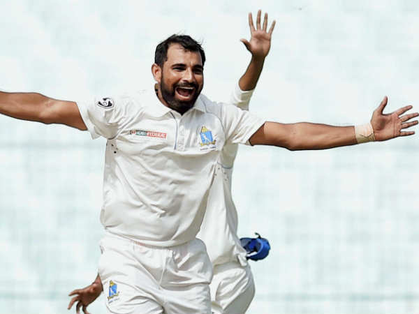 ഉജ്ജ്വല ബൗളിങ്