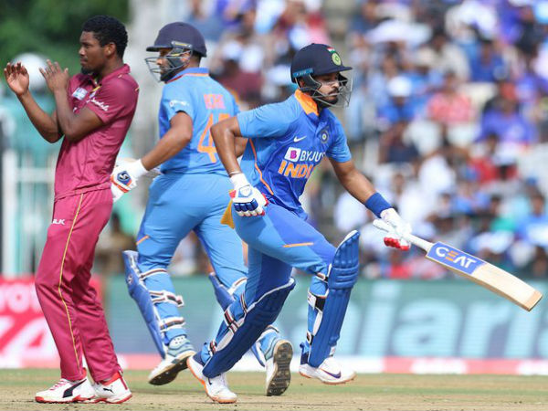 തുടരെ വിക്കറ്റുകൾ വീണു തുടരെ വിക്കറ്റുകൾ വീണു