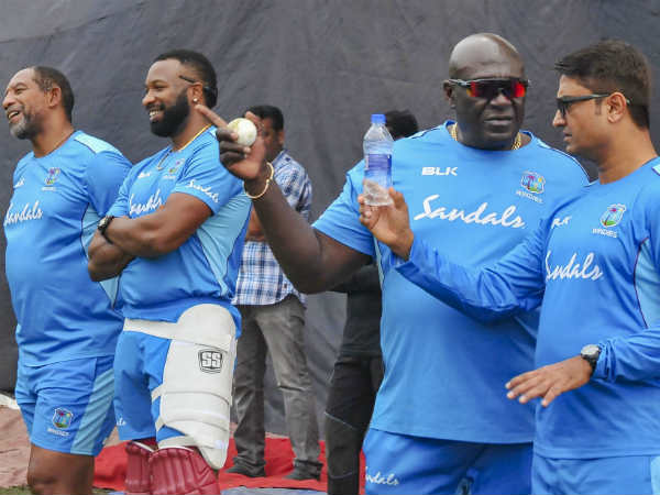 ബാറ്റിന് പകരം സ്റ്റംപ്