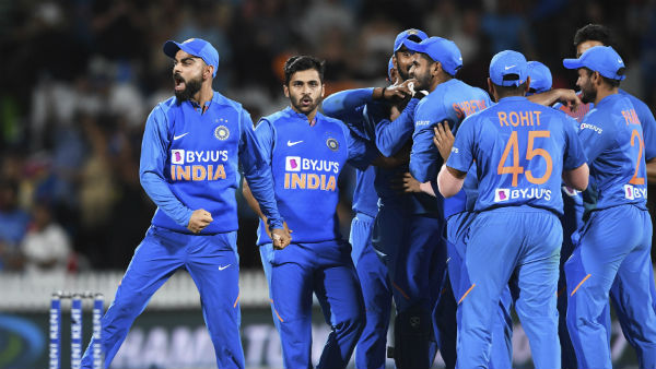 ആര് പന്തെറിയും ആര് പന്തെറിയും