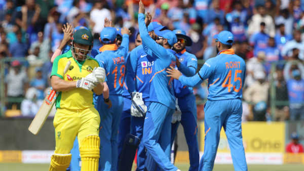 10 ഓവറിനുള്ളില്‍ വാര്‍ണറും ഫിഞ്ചും പുറത്ത്