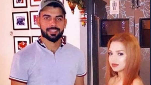 ബ്ലാക്ക്‌മെയില്‍ ചെയ്യുന്നു