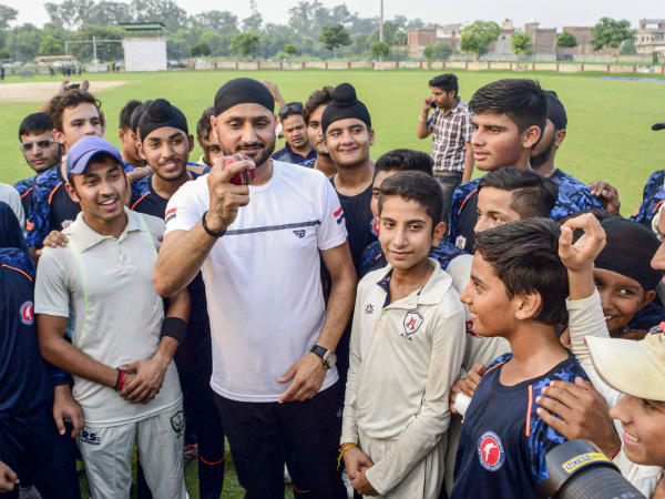 ഹര്‍ഭജന്‍ സിങ് — ഇന്ത്യ