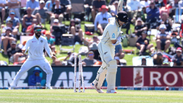 പിടിമുറക്കി ഇന്ത്യ