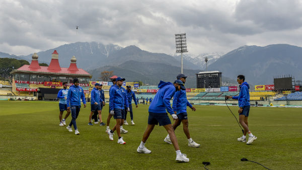 കൊറോണ ഭീതി, ഇന്ത്യന്‍ താരങ്ങള്‍ തുപ്പല്‍ തൊട്ട് പന്തു മിനുക്കില്ല