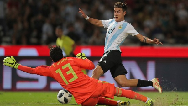 ഡിബാലയ്ക്കും മുന്‍ ഇതിഹാസം മാല്‍ദീനിക്കും കൊറോണ, ആശങ്ക വിട്ടൊഴിയാതെ ഫുട്‌ബോള്‍ ലോകം