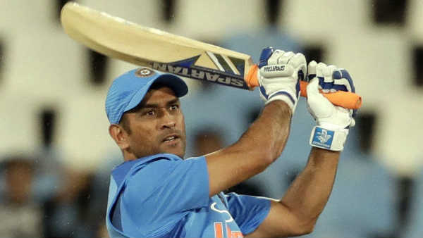 പട നയിച്ച് ധോണി