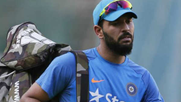 പിന്നില്‍ നിന്നു കുത്തി