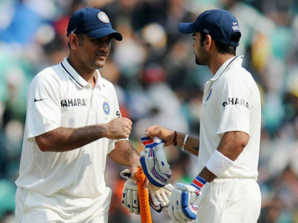 മുന്നിൽ ധോണി