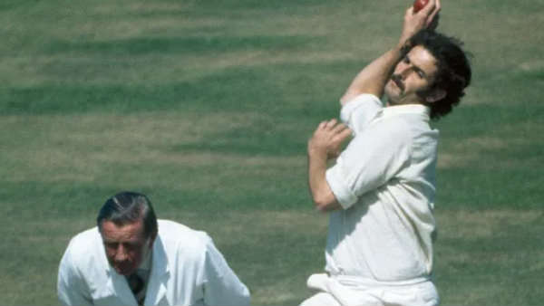 ഒരുമിച്ച് ബൗള്‍ ചെയ്ത് അച്ഛനും മകനും