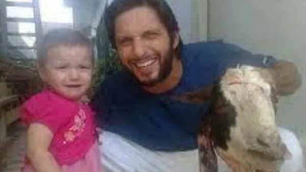 ആട്ടിന്‍ തലയുമായി അഫ്രീഡി