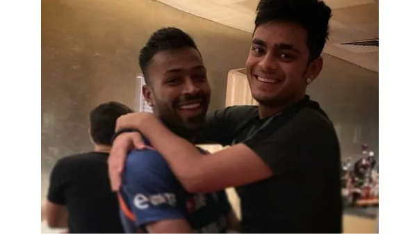 ഇഷാനെ കൈകളിലേന്തി ഹാര്‍ദിക്