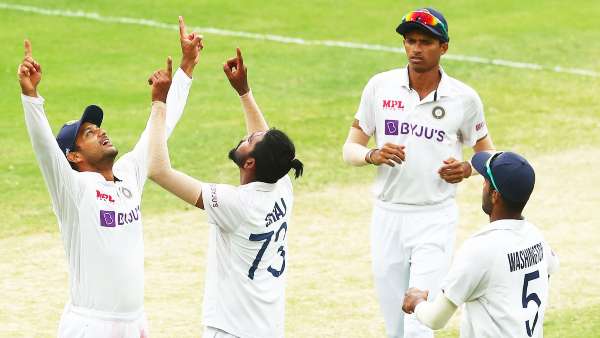 പിതാവിന്റെ വിയോഗവും വംശീയാധിക്ഷേപവും