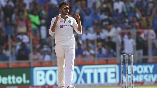 അശ്വിന് മുമ്പെ അക്ഷറിന് ഓവര് നല്കി അശ്വിന് മുമ്പെ അക്ഷറിന് ഓവര് നല്കി