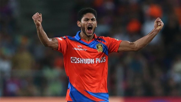 മുസ്തഫിസുര്‍ റഹ്മാന്‍, ബേസില്‍ തമ്പി