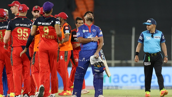 ഹെറ്റ്മെയറിന് സ്ട്രൈക്ക് നല്കണമായിരുന്നുവെന്ന് ഭോഗ്ലെ ഹെറ്റ്മെയറിന് സ്ട്രൈക്ക് നല്കണമായിരുന്നുവെന്ന് ഭോഗ്ലെ