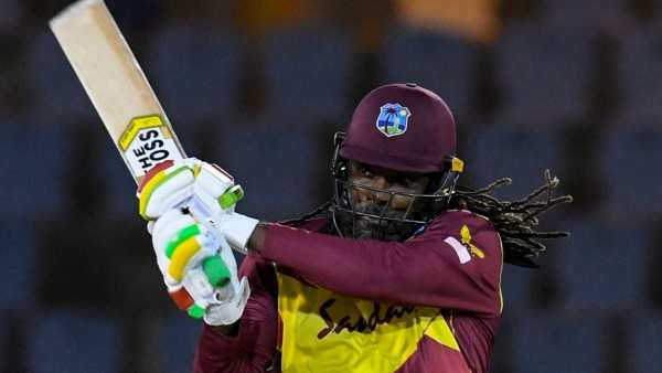  പൊള്ളാര്‍ഡിന് സമര്‍പ്പിച്ച് ഗെയ്ല്‍