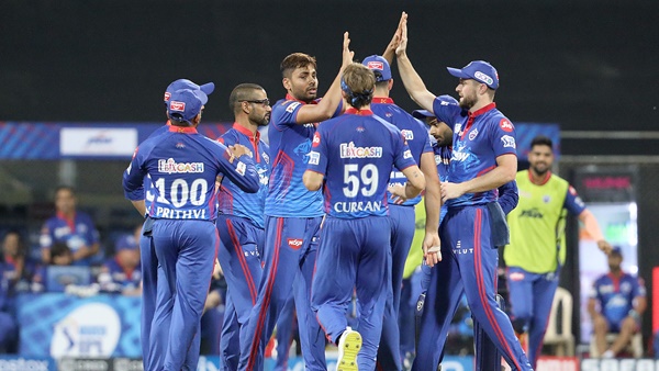 ആക്രമിച്ച് കളിക്കുന്ന താരനിര