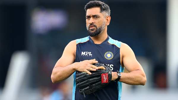  മുന്‍കൈയെടുത്തത് ധോണി