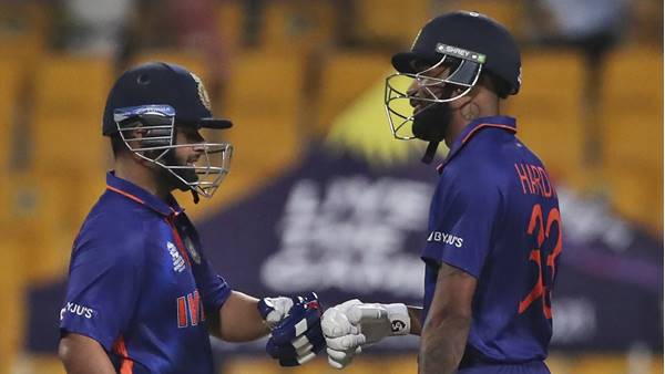 റിഷഭും ഹര്‍ദിക്കും നേരത്തെ ക്രീസില്‍