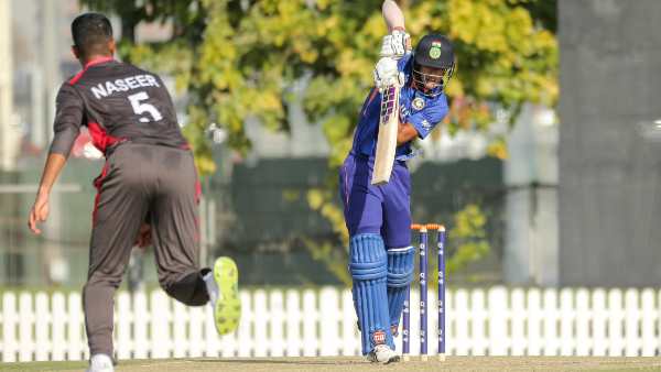  തകര്‍ന്നടിഞ്ഞ് യുഎഇ