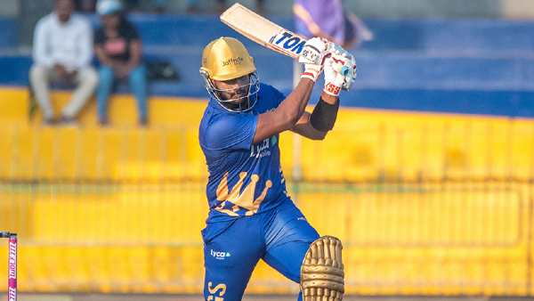  ആദ്യത്തെ 100 മീറ്റര്‍ പ്ലസ് സിക്‌സര്‍