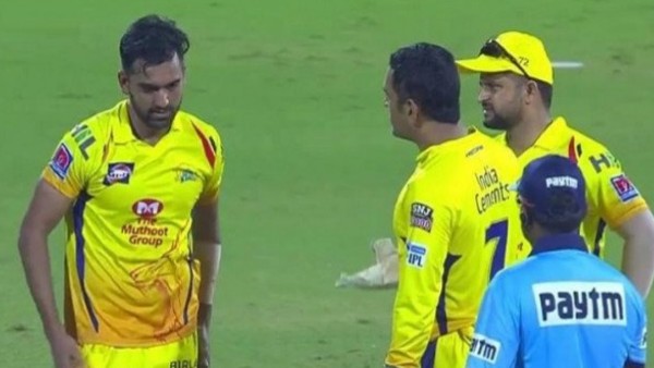 അംപയറെ പേടിപ്പിച്ച് ധോണി