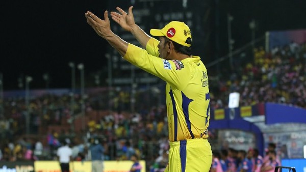 ദേഷ്യം അടക്കാനാവാതെ ധോണി ഗ്രൗണ്ടിലേക്ക്