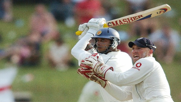 മൈക്കല്‍ വാന്‍ഡോര്‍ട്ട് (117 പന്തില്‍ 48)